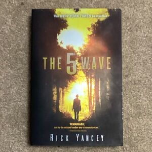 The 5th Wave by Rick Yancey Book